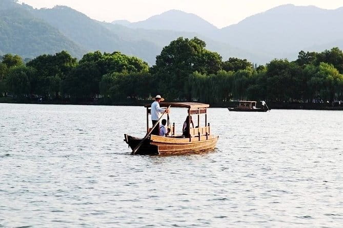 Private Tour Hangzhou West Lake and Tea Fields Discovery - The walk from Su Causeway toward Bai Causeway