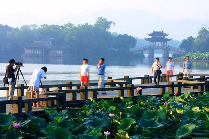 Private Tour Hangzhou West Lake and Tea Fields Discovery - The guide and the private format