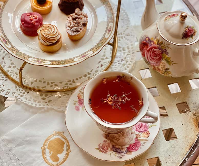 Rouen: French-style tea time at Dame Cakes - A closer look at the hour at the table