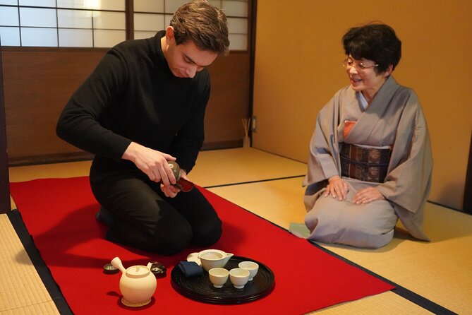 Sencha-do the Japanese Tea Ceremony Workshop in Kyoto - The demonstration gives you the pattern before you try