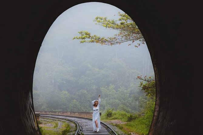 Sigiriya, Kandy to Ella TRain Ride plus Up Country TEA[B&B Basis] - Kandy’s Sacred Tooth Relic and lakeside evening