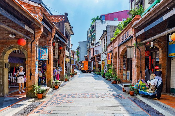 Sip & Savor: Maokong Tea & Shenkeng Stinky Tofu Private Day Tour - Riding the Maokong Gondola for the first hour