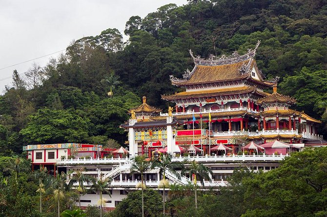 Sip & Savor: Maokong Tea & Shenkeng Stinky Tofu Private Day Tour - Learning Tieguanyin and Baozhong at the tea center