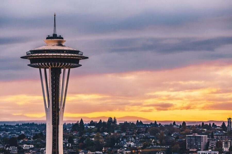 Small Group Seattle Day Tour with Major Attractions,Tea&Deli - Milk tea and a pineapple bun make a good finish