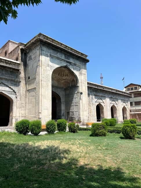Srinagar Old City Heritage Walking Tour with Kahwa Tea - Shrines, temples, and the stories between them