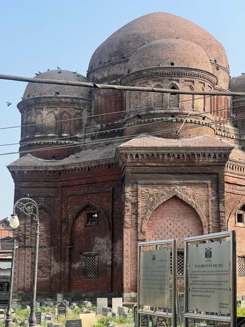 Srinagar Old City Heritage Walking Tour with Kahwa Tea - Reaching Jamia Masjid Srinagar