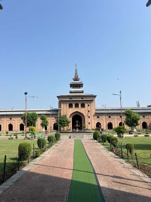 Srinagar Old City Heritage Walking Tour with Kahwa Tea - What the $32 price gets you