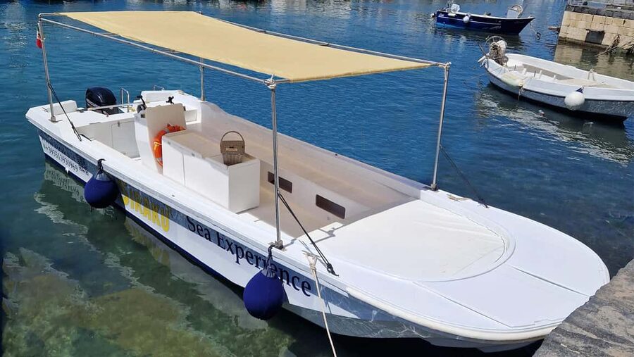Syracuse:Ortigia, Sea Caves Winter Boat Tour + Tea & Blanket - The skipper makes the short trip worthwhile