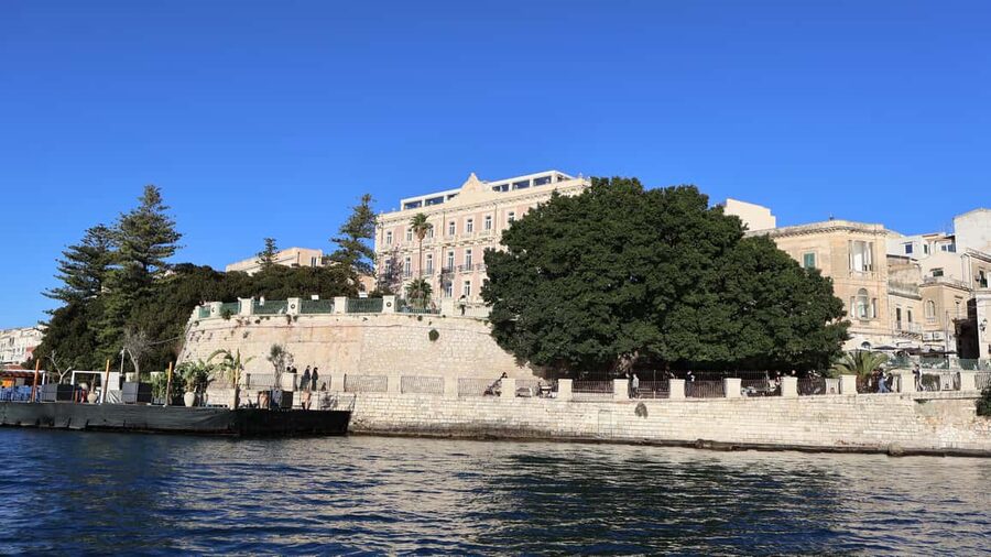 Syracuse:Ortigia, Sea Caves Winter Boat Tour + Tea & Blanket - Who should book this boat tour