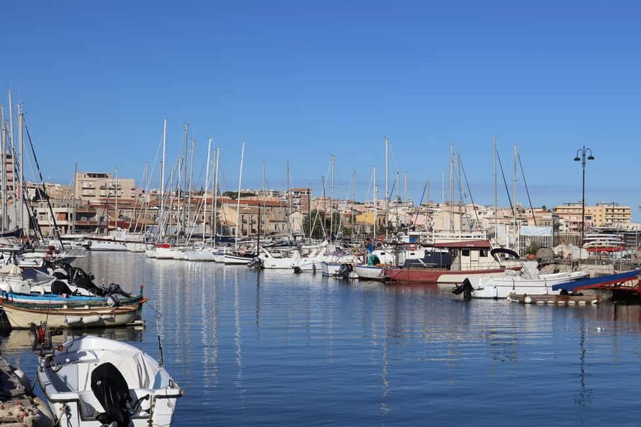 Syracuse:Ortigia, Sea Caves Winter Boat Tour + Tea & Blanket - Seeing the whole island of Ortigia