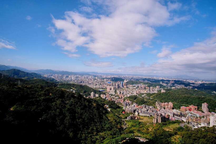 Taipei: Maokong Tea & Shenkeng Tofu Private Day Tour - Riding the Maokong Gondola above Taipei