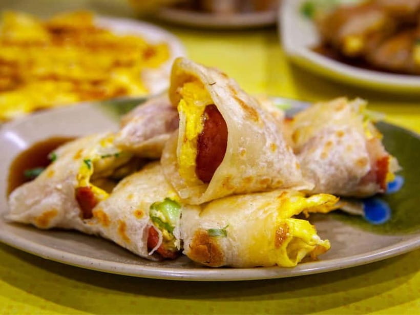 Taipei: Taiwan Traditional Breakfast & Market & Tea Tasting - Four short food and culture stops