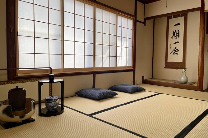 Tea ceremony by the tea master in Kyoto SHIUN AN - Making your own bowl of matcha