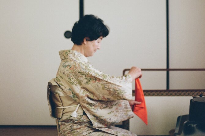 Tea ceremony by the tea master in Kyoto SHIUN AN - Entering the tea room and reading its details