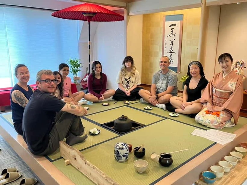 Tea ceremony experience in Japanese-style room 60min - Watching the tea ceremony demonstration
