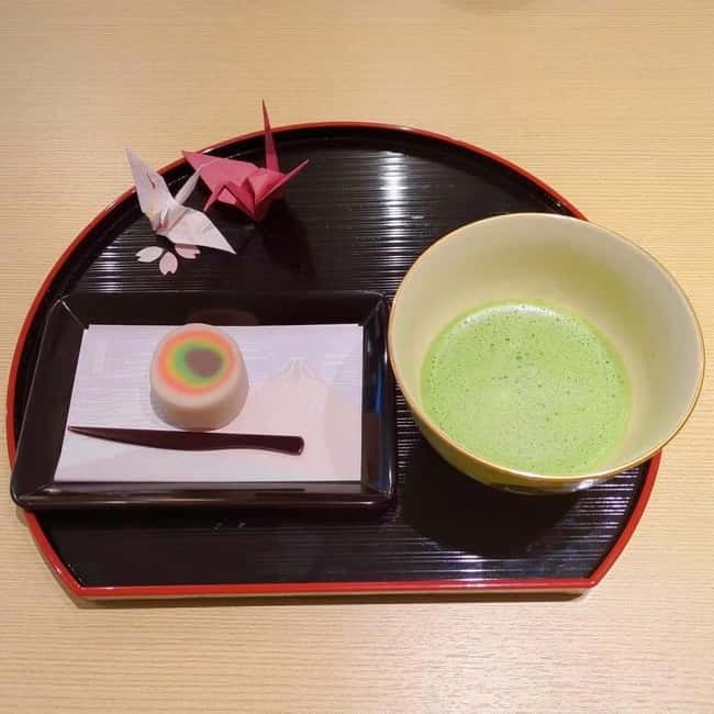 Tea ceremony experience in Japanese-style room 60min - Learning to whisk your own matcha
