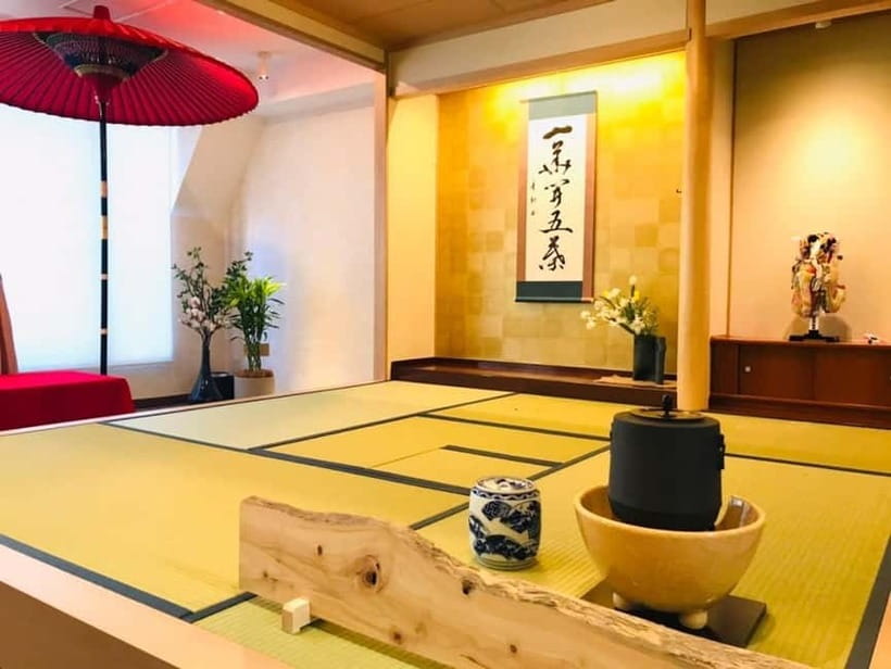 Tea ceremony experience in Japanese-style room 60min - Choosing a bowl with its own character