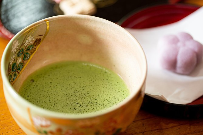 Tea ceremony experience with simple kimono in Okinawa - Photos at the gold folding screen
