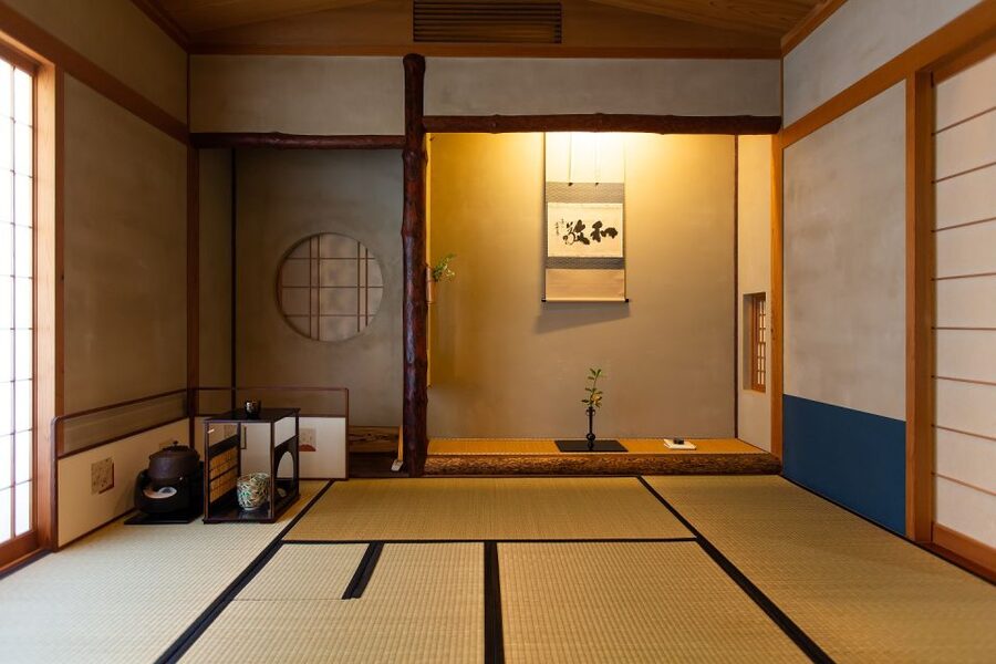 Tea Ceremony experience with simple kimono in Okinawa - Photos at the gold folding screen