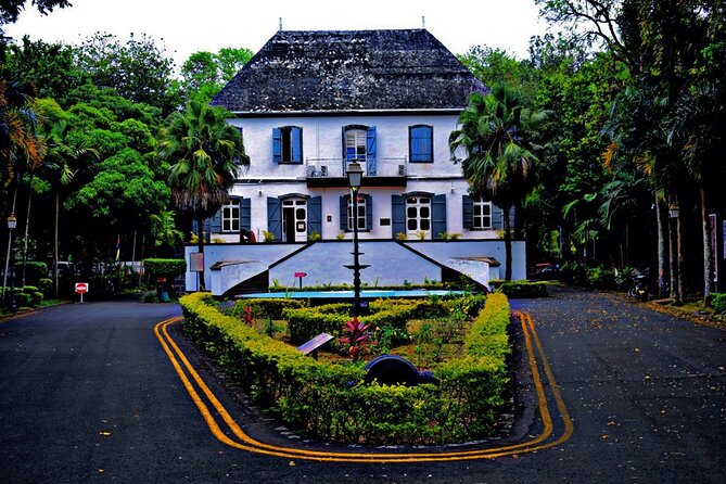 The Gorgeous East: Bois Cheri Tea factory, Rhumerie St-Aubin, Mahebourg & Lunch - Reading Mauritius history at the National History Museum