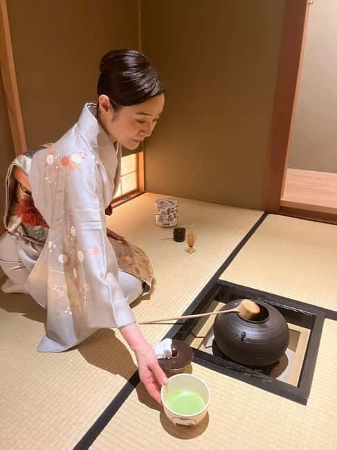 Tokyo: Private Tea Ceremony with Matcha and Sweet - Comparing light and strong matcha