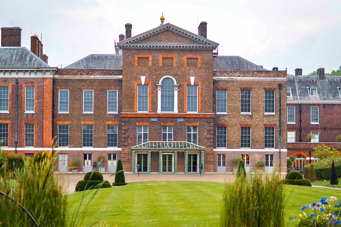 VIP Kensington Palace Gardens Tour & Royal Tea Crown Experience - Meeting the guide near Hyde Park