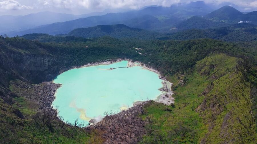 Volcano, Hot Spring, Mud Bath & Tea plantation all included - Glamping Lakeside Rancabali: lunch beside the water