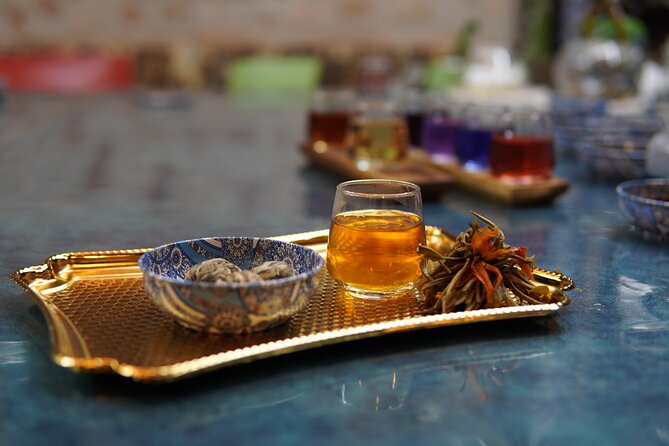 World Teas and Turkish Tea Brewing & Tasting Workshop in Istanbul - Brewing Turkish tea in a double teapot