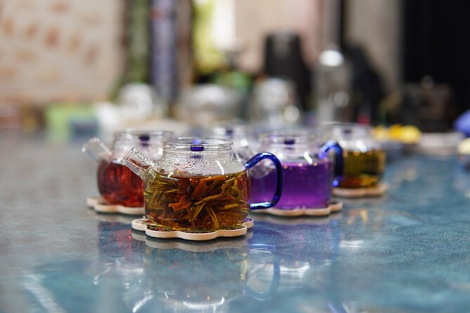 World Teas and Turkish Tea Brewing & Tasting Workshop in Istanbul - Guides who make the session conversational