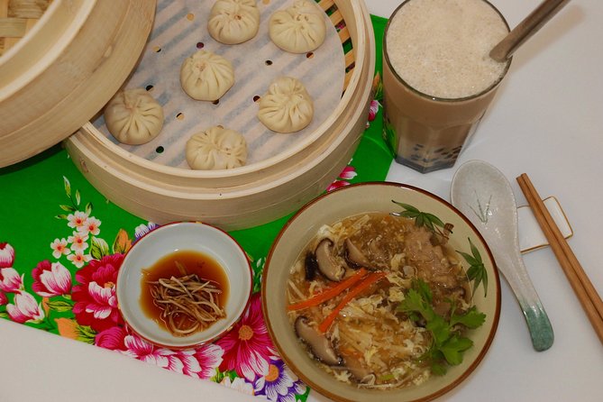 Xiao long bao, Pork thick soup, Bubble milk tea. (Taiwan Cooking Class)-B - Making xiao long bao by hand
