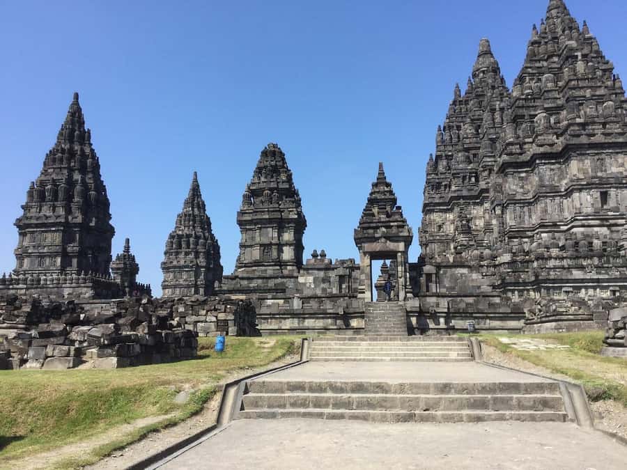 Yogyakarta: Prambanan Tour, Sukuh Temple & Tea Plantation - Prambanan and the three main Hindu temples